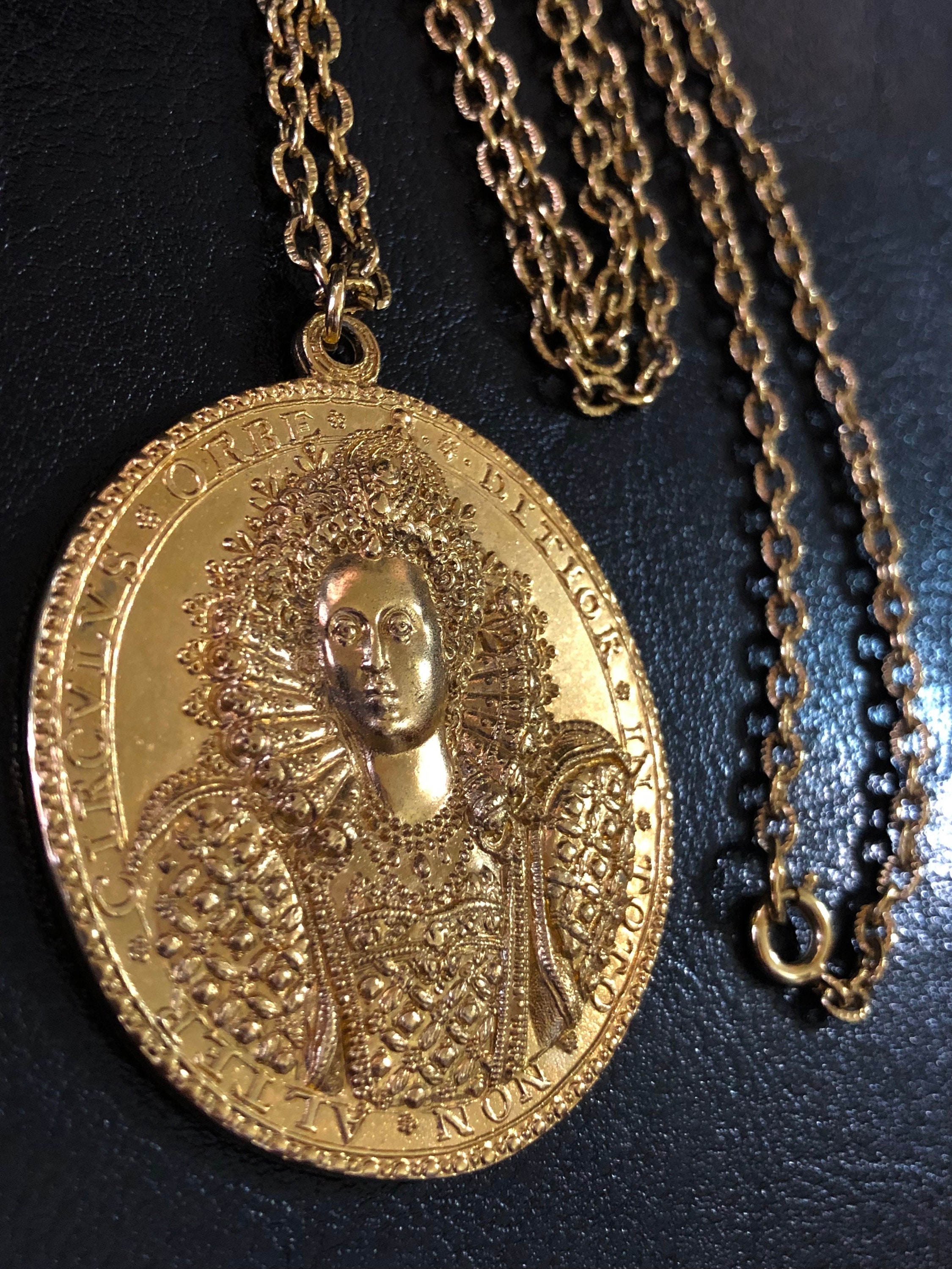 Vintage BMPL British Museum Goldtone Queen Elizabeth I and Defeat
