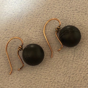 Pendientes victorianos de oro rosa con orbe de azabache francés tallado