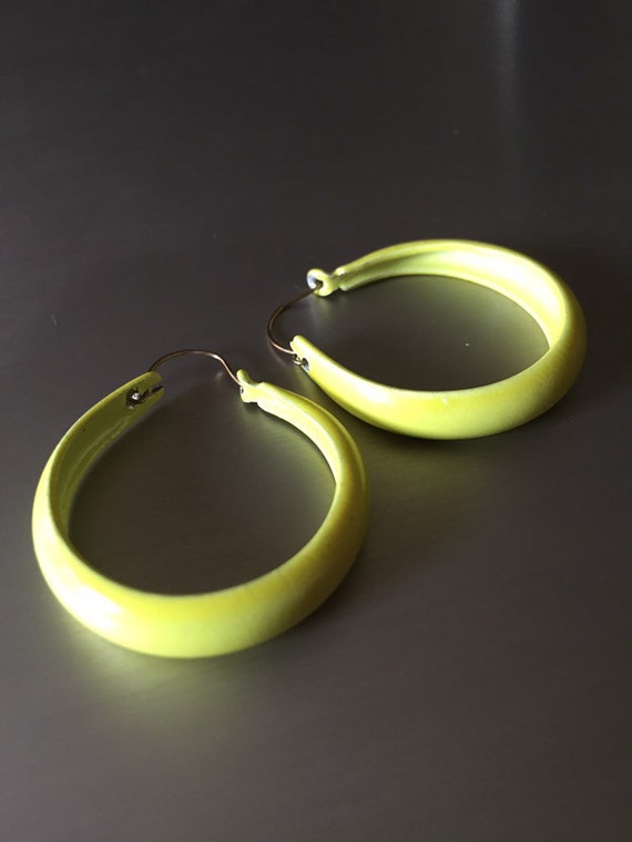 Vintage 1970’s yellow enamel Hoop Earrings Basket… - image 8