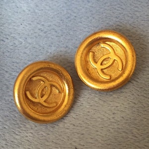 Boucles d'oreilles CHANEL vintage rares, authentiques et traditionnelles, boucles d'oreilles logo Chanel en or poli