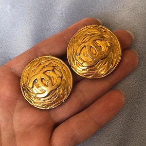 Authentique vintage Jumbo taille CHANEL Logo boucles d'oreilles vintage clip sur
