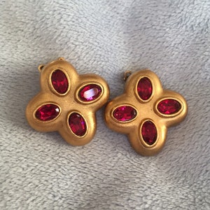 Vintage Bijoux Gripoix Agatha Paris Scarlet Red Clover earrings Matte Gold tone