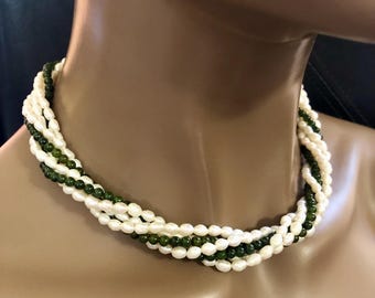 Collar de múltiples hebras de perlas brillantes y jade nefrita verde con cierre grande.