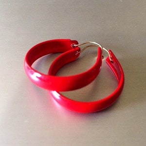 Orecchini a cerchio vintage in smalto rosso degli anni &#39;70 con fili per orecchie GF 14K