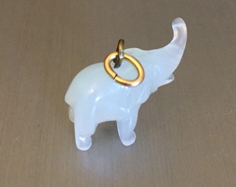 Winziger Art-Deco-Elefantenanhänger aus weißem Achat