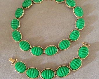 Ensemble collier et bracelet Monet vert côtelé en lucite des années 1950 vintage