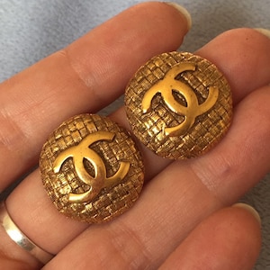 Authentique vintage boucles d'oreilles logo CHANEL vintage clip sur 29