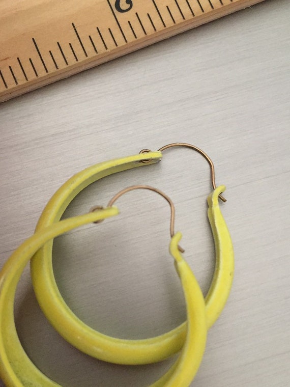 Vintage 1970’s yellow enamel Hoop Earrings Basket… - image 5