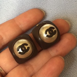 Authentiques boucles d'oreilles vintage logo CHANEL vintage clip sur marron avec perles 96 A