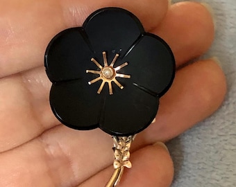 Broche victoriano tallado en madera de cornejo negro perlado.