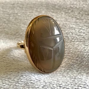 Art-Deco-Translucent Grey Lavender Chalcedon geschnitzter Skarabäus 1/20 12K Gold Filled Ring