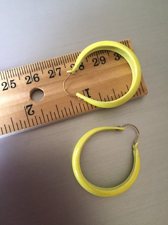Vintage 1970’s yellow enamel Hoop Earrings Basket… - image 4