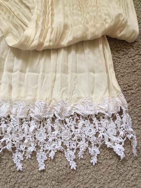 Vintage 1970s Ivory Lace Accordion pleated underg… - image 1