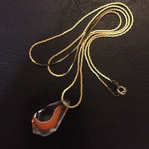 Cadena chapada en oro vintage con colgante de vidrio Givre de flujo naranja facetado grande de 24 pulgadas