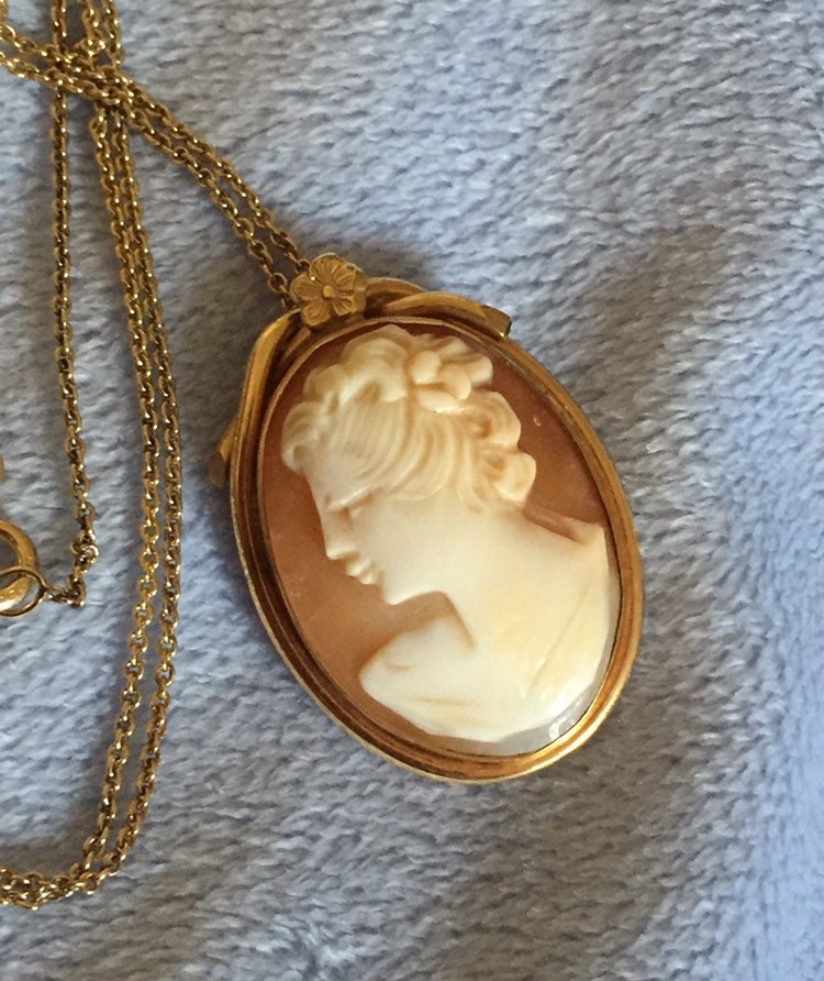 18k Wg cameo pendant with omega chain