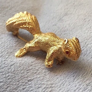 Rare Monet 3D Squirrel Red Rhinestone eyes Textured Gold Tone Brooch Pin