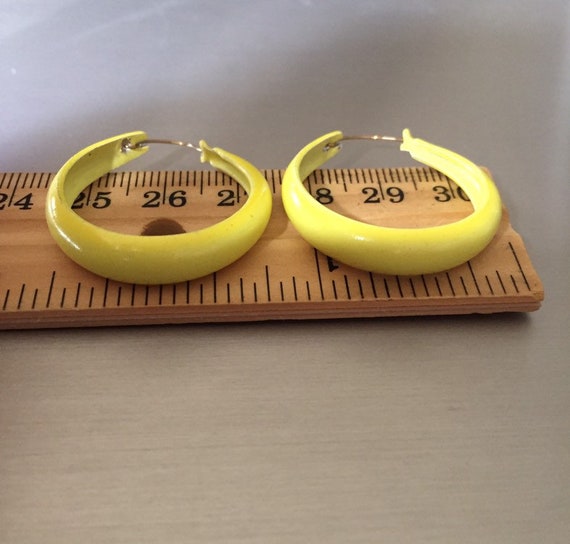 Vintage 1970’s yellow enamel Hoop Earrings Basket… - image 2