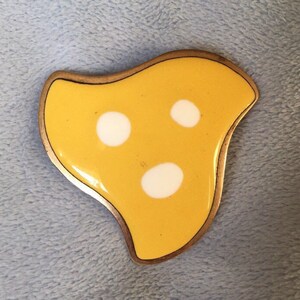 Broche vintage de forme libre en émail jaune