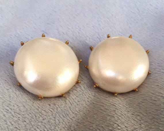 Vintage Crown Trifari Gold Tone Large Pearl Clip … - image 1