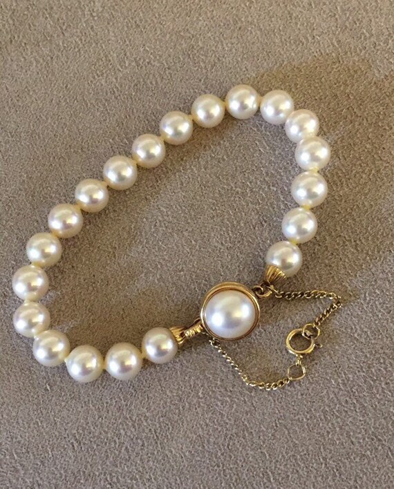 6 MM Vintage Majorca Pearl Triple 3 Strand Bracelet Gold Plate Metal 7 1/2 " 6 MM Vintage Majorca Pearl Triple 3 Strand Bracelet Gold Plate Metal 7 1/2 "