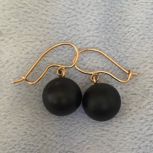 Pendientes victorianos franceses con orbe de azabache en oro rosa lisos