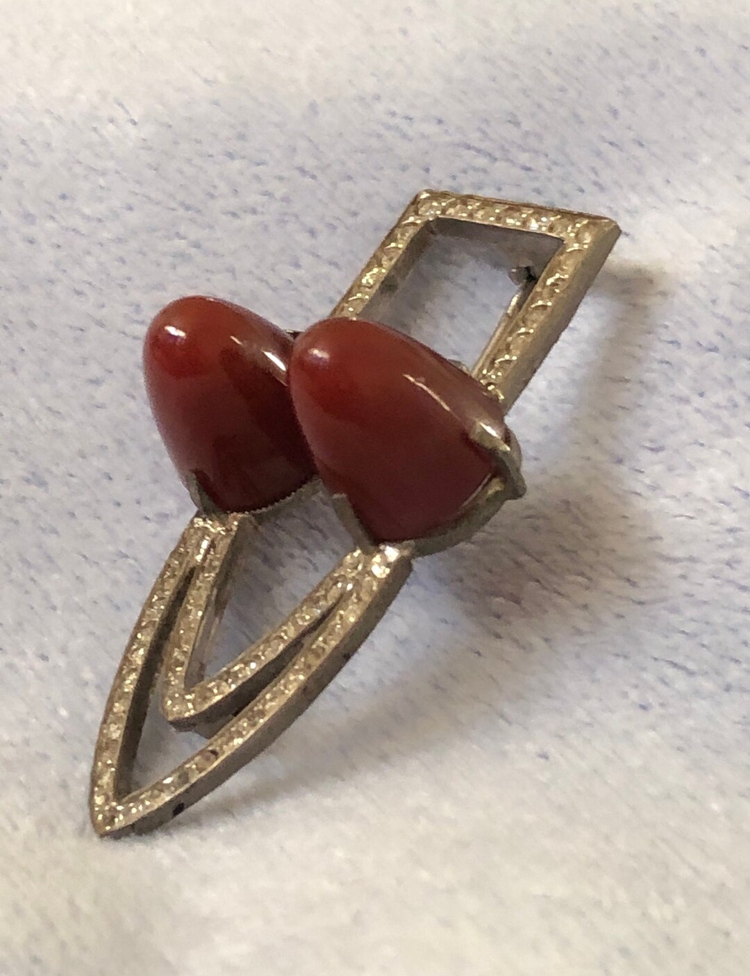 Grande Broche Art Déco Tchécoslovaquie - Métal Et Pâte De Verre Avec Strass Rouges - 63x47mm - Occasion Vintage