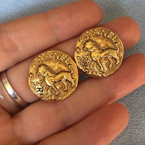 Authentique boucles d'oreilles CHANEL lion vintage des années 1980 Boucles d'oreilles logo Chanel Clip sur Chanel 23