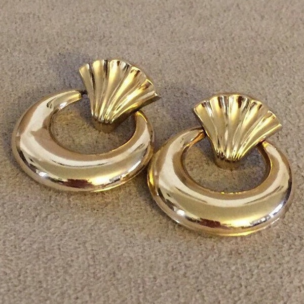 CHEVS KISS DOORKNOCKER EARRING, GOLD METALLIC