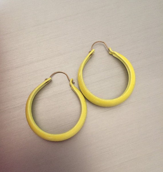 Vintage 1970’s yellow enamel Hoop Earrings Basket… - image 3