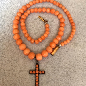 Antieke afgestudeerd engelenhuid koraal choker ketting met koraal kruis hanger