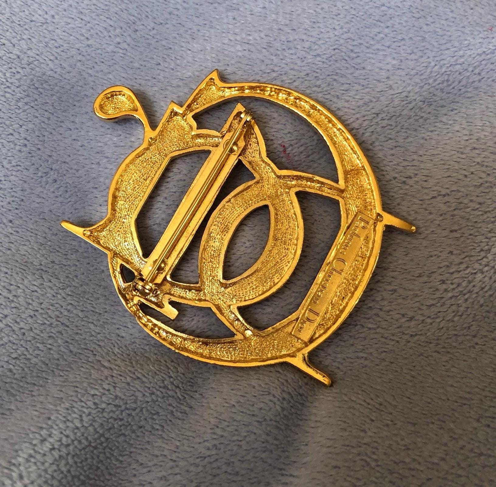 アクセサリー Christian Dior Logo emblem brooch CHRISTIAN DIOR Logo rope brooch – Vintage Carwen