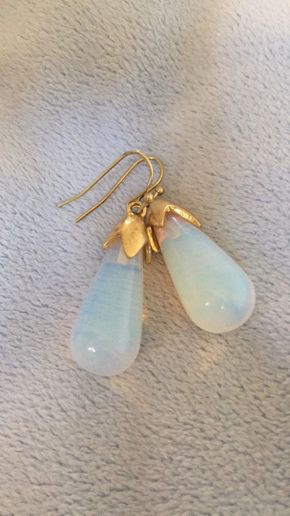 Vintage Opalite Opalescent Drop brushed Gold dangl