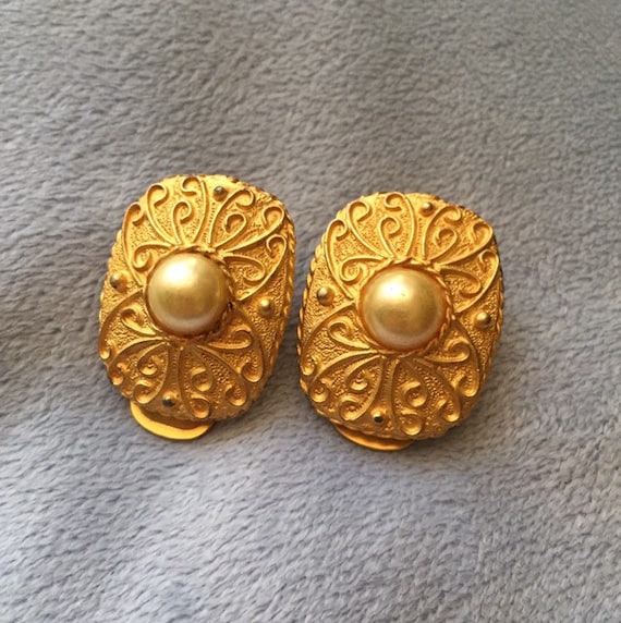 Vintage Etruscan earrings W/Faux Pearls