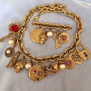 Collana con ciondolo e spilla in tonalità oro opaco della Couture etrusca francese del 1980