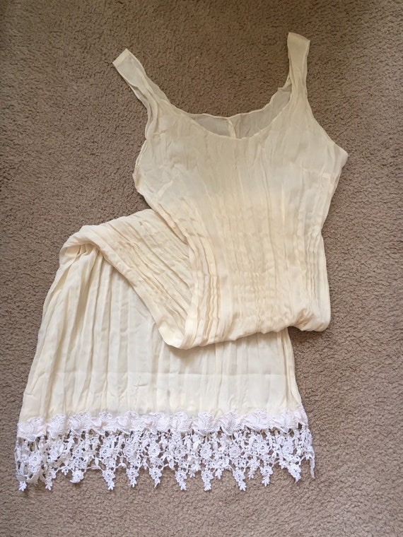 Vintage 1970s Ivory Lace Accordion pleated underg… - image 2