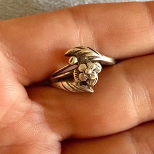 Older Vintage Sterling silver tiny Forget me not flower Ring size 7