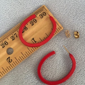 Orecchini vintage smaltati a cerchio ovali con bordo rosso