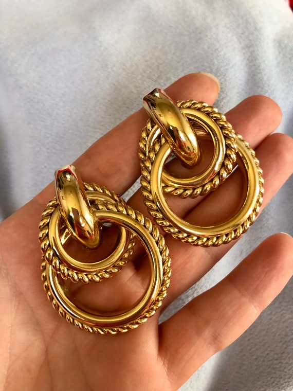 Dotted Art Nouveau gold earrings | “These dangles go with