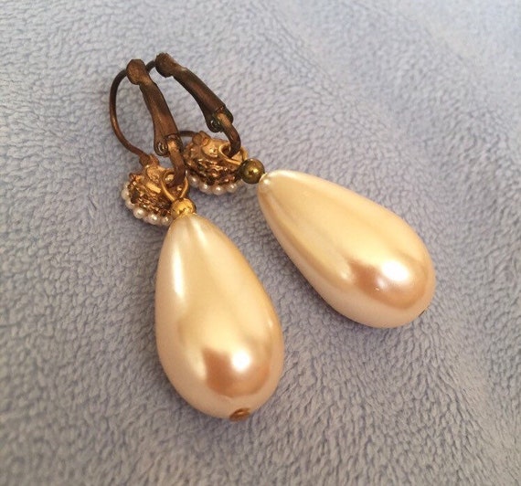 Vintage Faux Pearl Drop Earrings - image 3