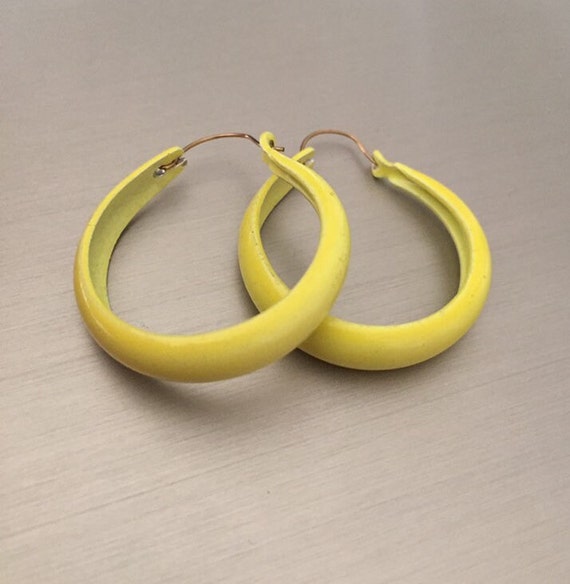 Vintage 1970’s yellow enamel Hoop Earrings Basket… - image 6