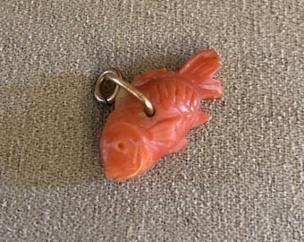 Antiker geschnitzter Korallenfisch-Anhänger oder Charm