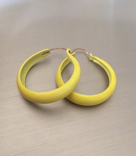 Vintage 1970’s yellow enamel Hoop Earrings Basket… - image 1