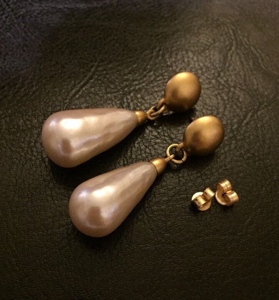 Vintage Glass Bijoux Pearl Drop Earrings Brushed Matte Gold Pierced ears