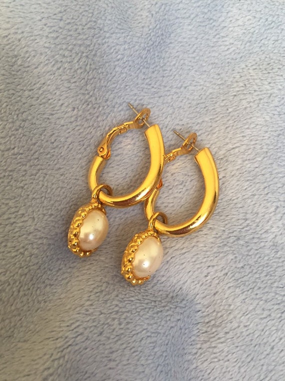 Vintage Liz Claiborne Pearl Charm Hoop Earrings su