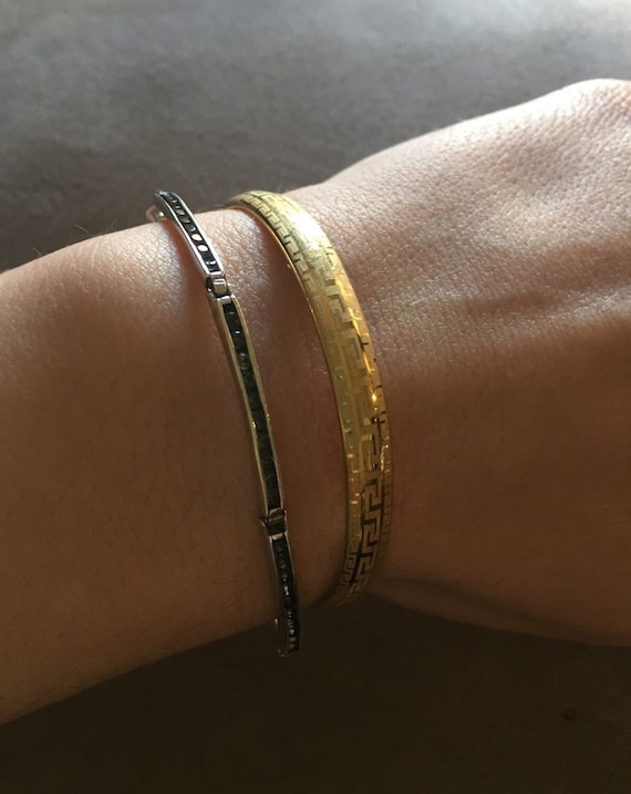 Gold bangle for small wrist clearance