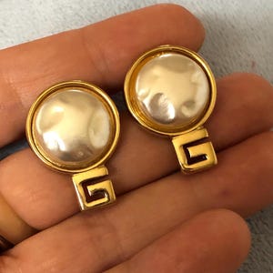 Grandes boucles d'oreilles classiques vintage avec perles et logo G Givenchy pour oreilles percées