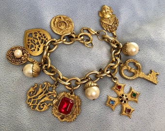 Braccialetto con ciondolo etrusco francese color oro del 1980, rosso