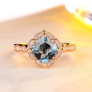 7x7mm Cushion Cut Natürlicher Londoner Blautopas Verlobungsring, 14k Solid Rose Gold Blauer Stein Ring, Halo Ring, Half Eternity Ehering