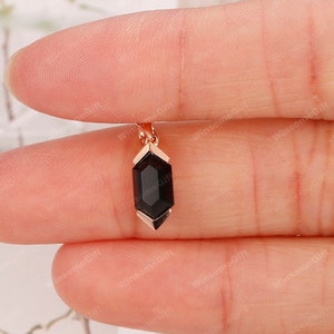 Schwarzer Edelstein Anhänger, 5 x 9 mm langer Sechseckschliff Natürlicher schwarzer Onyx Anhänger, massiver Roségoldanhänger, Jubiläumsgeschenk für Frauen, handgefertigter Schmuck