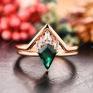 Kite Cut Emerald Engagement Ring, 18k Rose Gold Bridal Ring Set, Green Stone Ring, Curved Wedding Ring, Anniversary Ring, Promise Ring Set